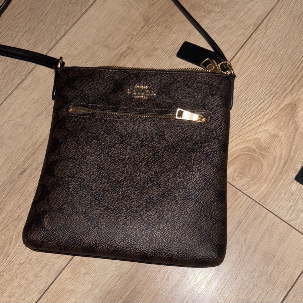 I’m selling this coach bag because I don’t really use it
